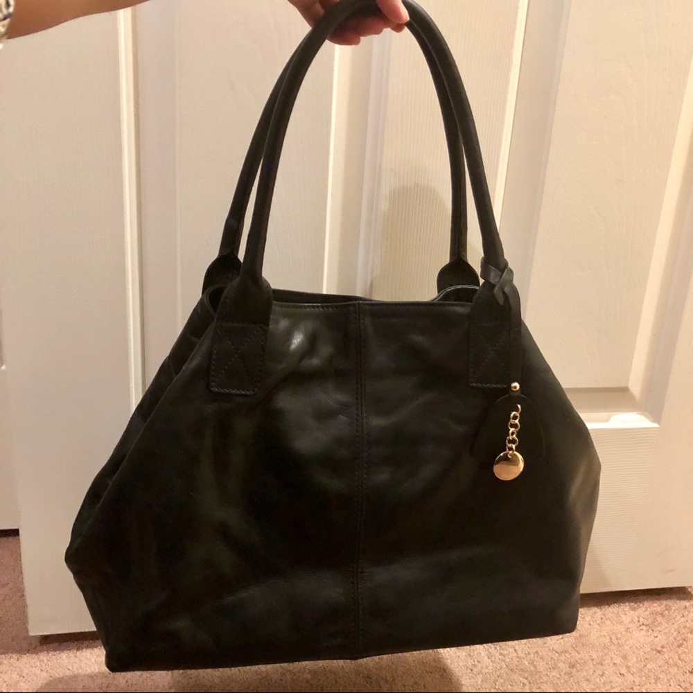 Soft genuine italian leather shoulder bag in black